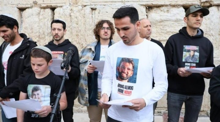 Tefillah at the Kosel for the hostages. (Photo Western Wall Heritage Foundation)