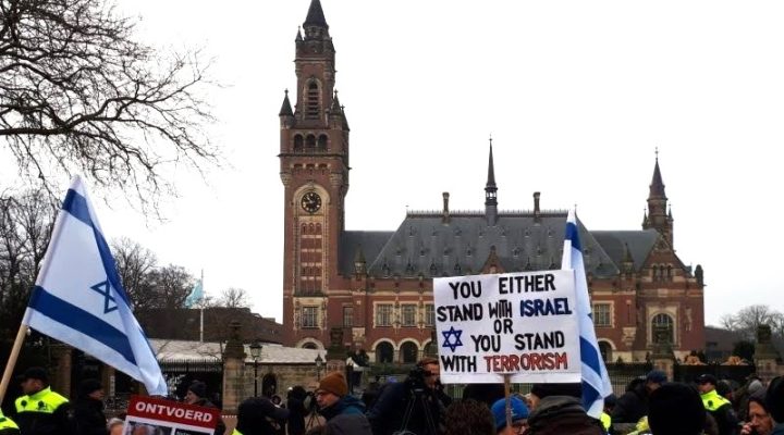 Supporters of Israel at the Hague.