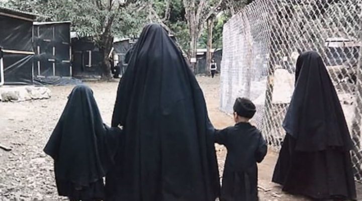 Lev Tahor women and children.