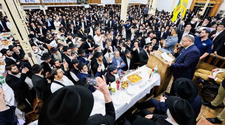 Miniter Ben-Gvir speaking in 770 on Thursday night. Photo via Dov Hechtman Photography