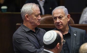 Netanyahu and Gantz in the Knesset plenum. (Noam Moskowitz/Knesset spokesperson)