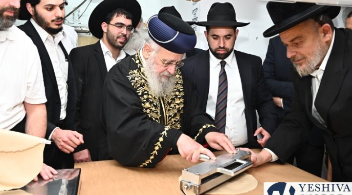 Hagaon HaRav Yitzchak Yosef, the previous Sephardic Chief Rabbi of Israel, baking Matzos. (Photo by Shuki Lerer for YWN)