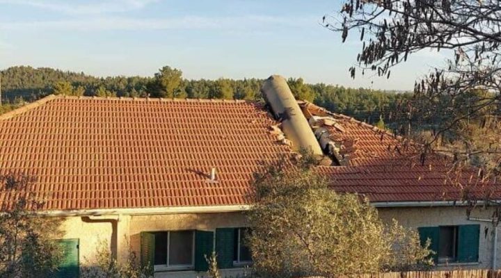 Direct hit of Houthi missile shrapnel on home in town near Jerusalem. (Israel Police)